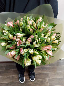 Гвоздика бывает стильной в букете с эвкалиптом (М0020)