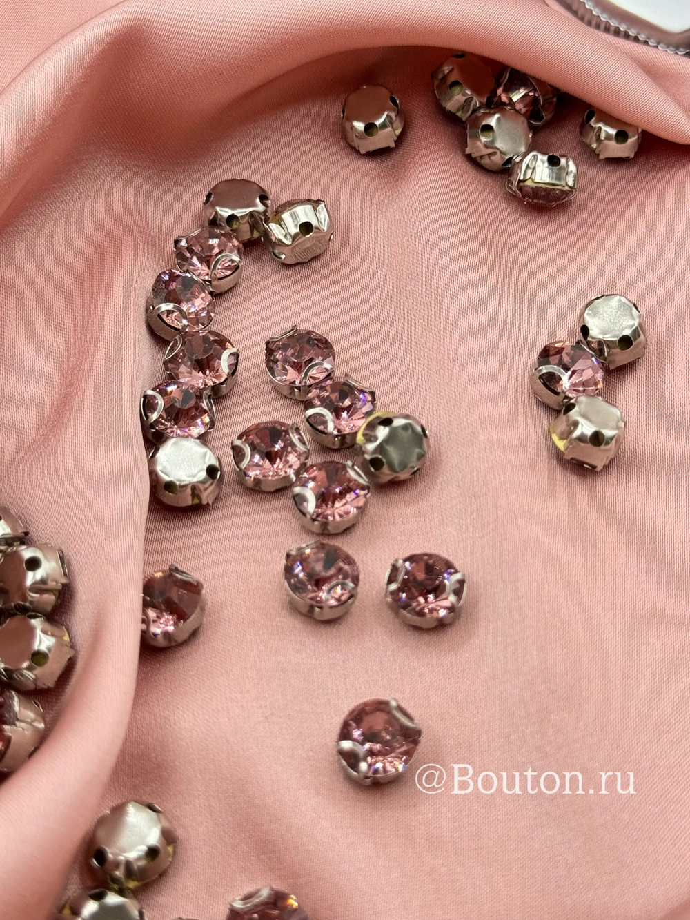 Стразы пришивные в цапах нежно-розовые