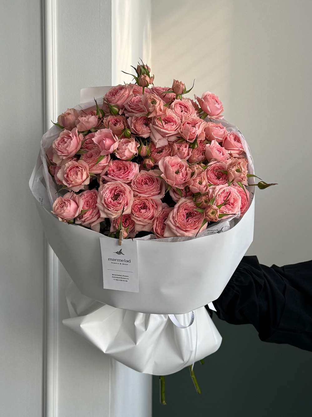 Букет из нежных, кустовых пионовидных роз