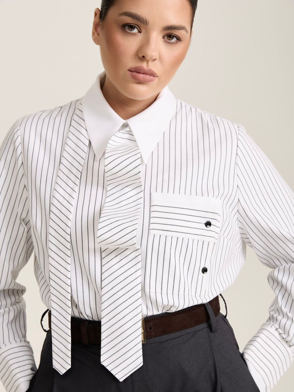 Рубашка с галстуком, белая в черную полоску