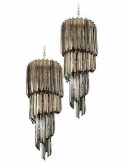 Эффектная подвесная люстра с каскадом вытянутых стеклянных подвесок в дымчатом оттенке.