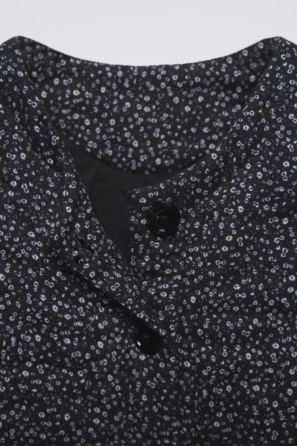 ZARA СТЕГАНЫЙ ЖИЛЕТ С ЦВЕТОЧНЫМ ПРИНТОМ, ЧЕРНЫЙ