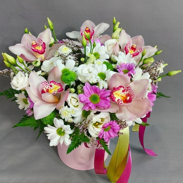 Композиция с орхидеями и хризантемой