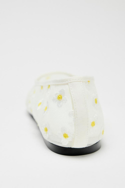 ZARA БАЛЕТКИ ИЗ СЕТЧАТОЙ ТКАНИ С ЦВЕТОЧНЫМИ ДЕТАЛЯМИ "РОМАШКА", БЕЛЫЙ