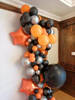 Фотозона с баннером и воздушными шарами на квадратном каркасе