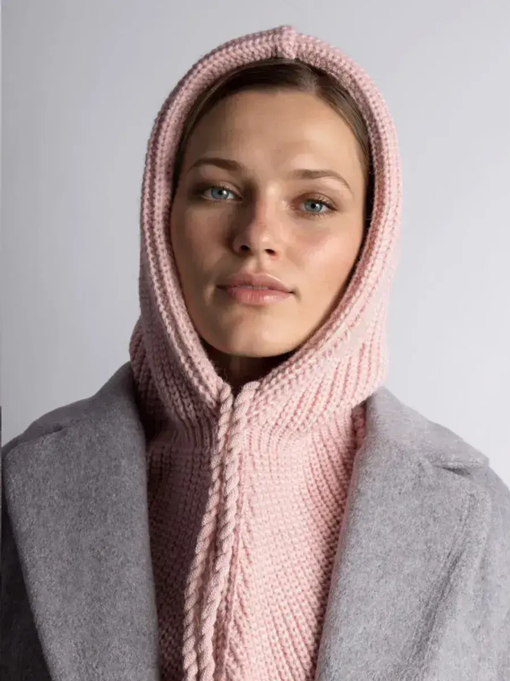 Капор женский вязаный осенний