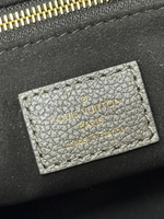 Серая сумка Louis Vuitton Onthego PM с узором монограм