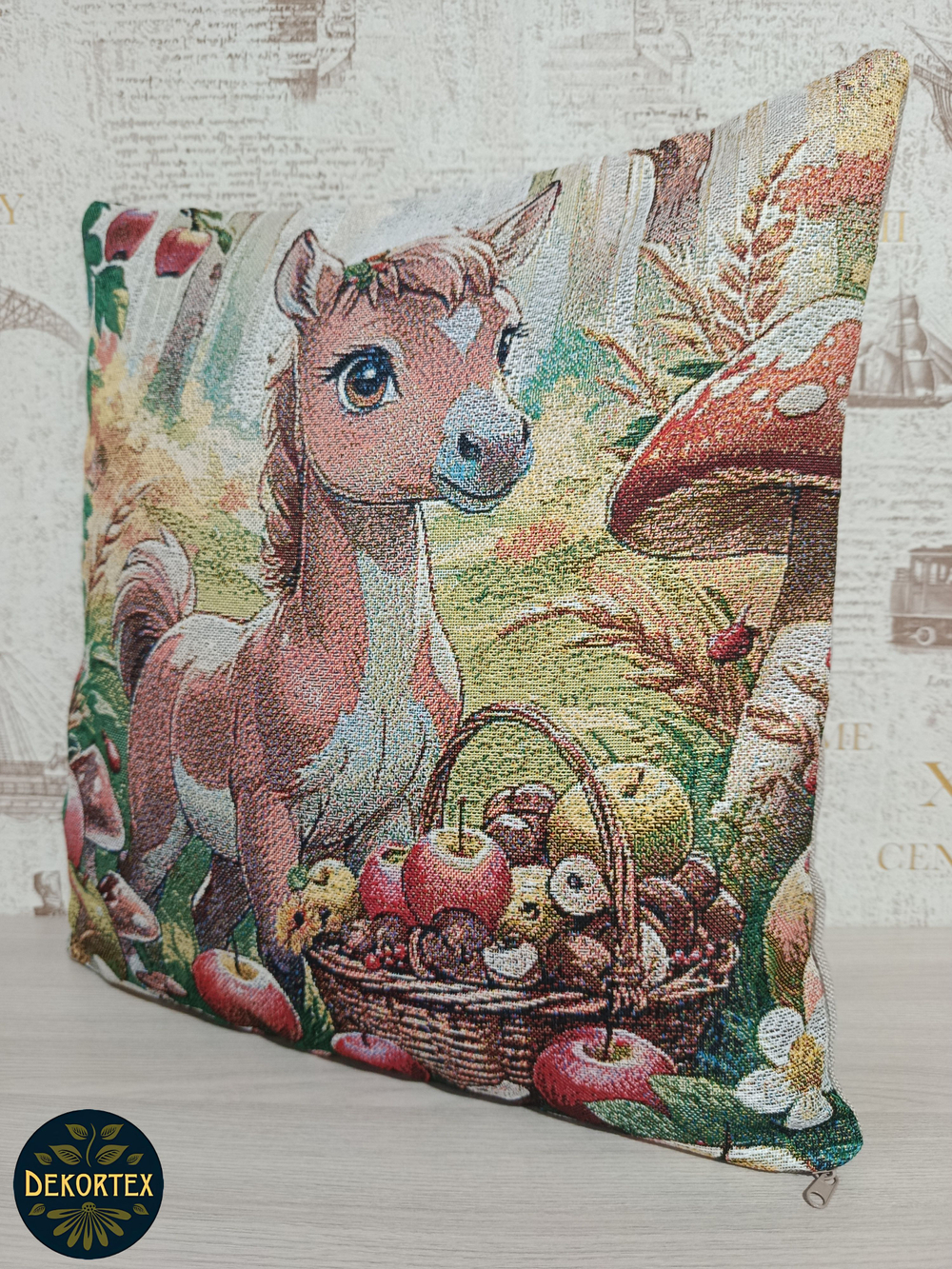 Декоративный гобеленовый чехол для интерьерной подушки Коняшка 38*38
