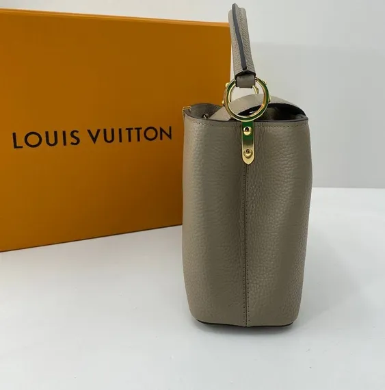Сумка Louis Vuitton Capucines BB серо-бежевый