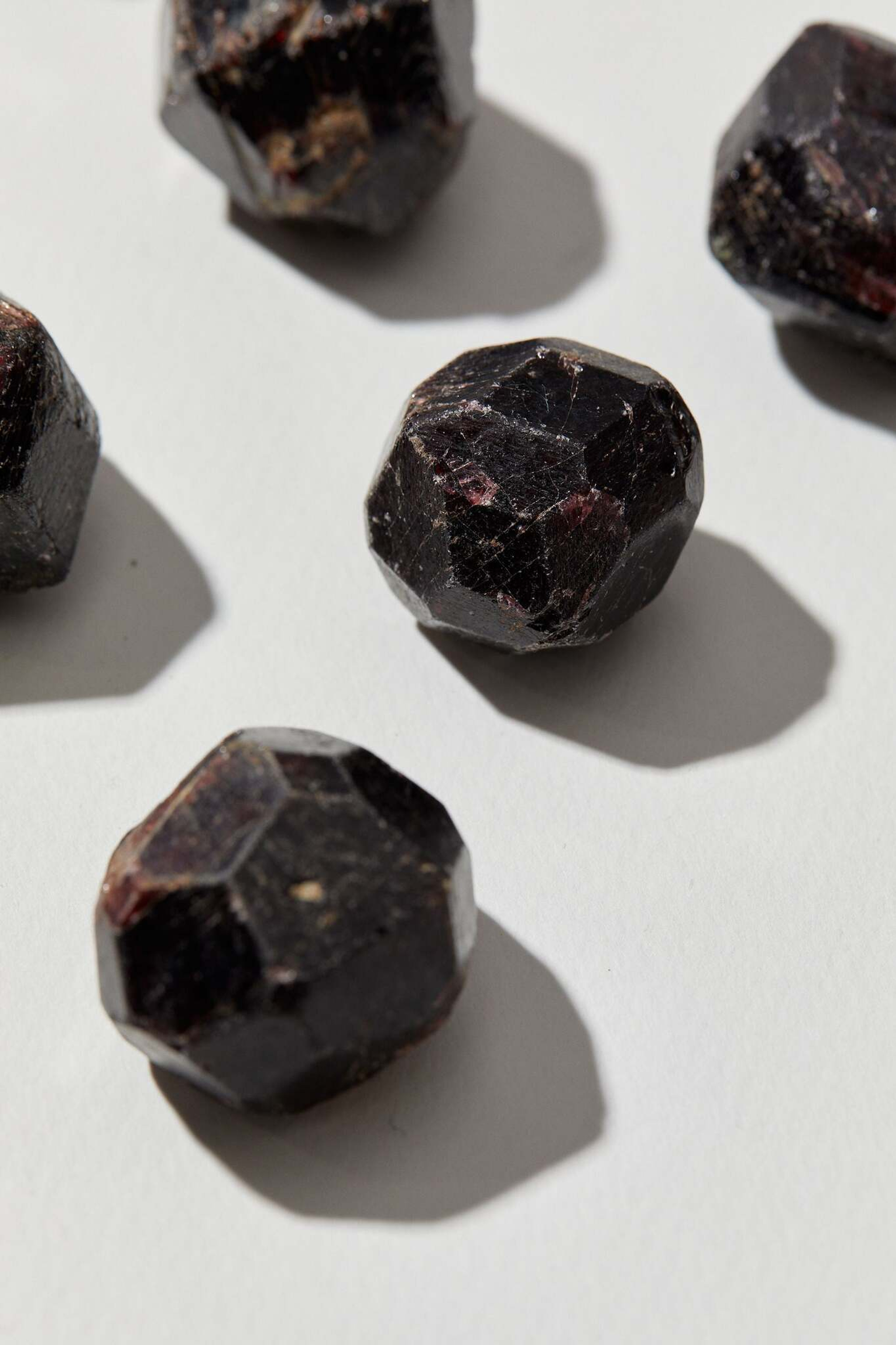 Альмандин (гранат) природный полированный