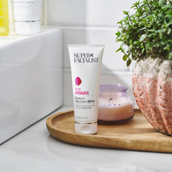 Super Facialist Rosehip Hydrate - Увлажняющий и защитный дневной крем SPF 15 /   75  ml  / GTIN 5060191556095