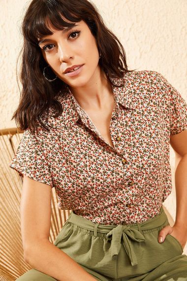 Qadın üçün kiçik güllü bej köynək 10081046