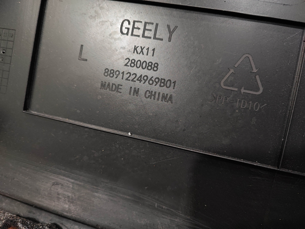 Обшивка багажника левая Geely Monjaro 21-нв Б/У Оригинал 8891224969B01