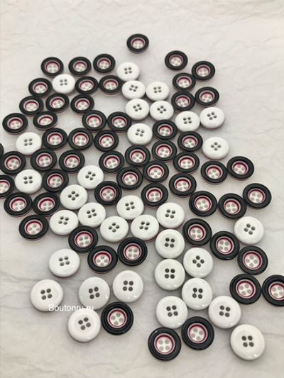 Пуговицы на прокол белые с черной окантовкой и красными полосками посередине и сбоку