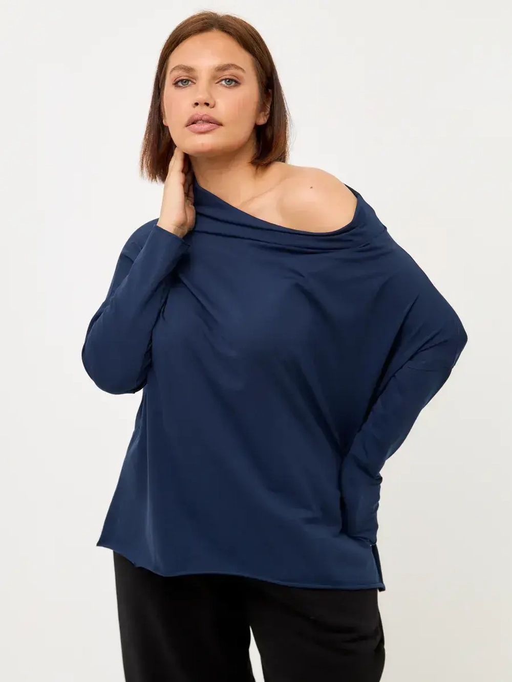 Лонгслив оверсайз с вырезом лодочка