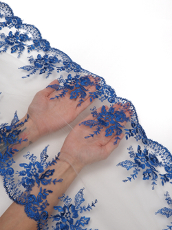 Кружево вышивка на сетке молочная с ультрамарином неэластичная ширина 32 см