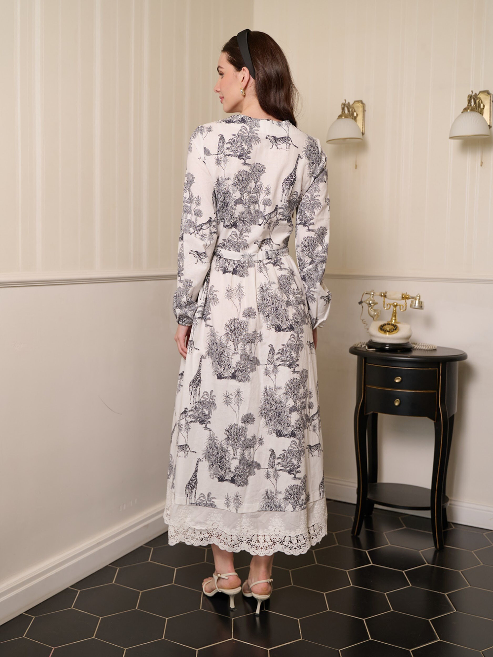 Платье белое с кружевом