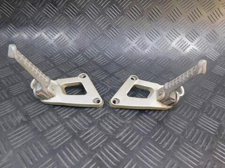 Подножки пассажирские Kawasaki ZZR 400 98 (с кронштейнами) 053085