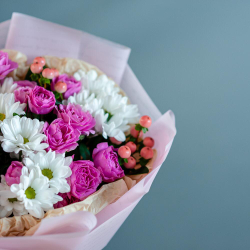 Букет с кустовой розой и хризантемой__1