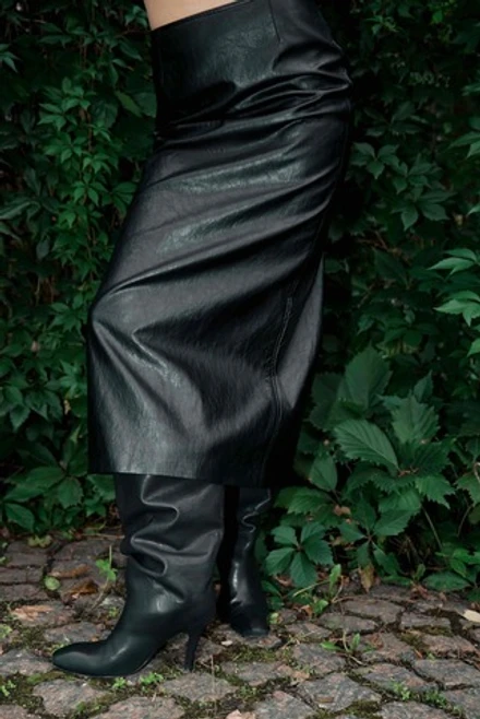 Утепленная юбка миди из экокожи