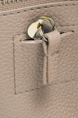 Loewe Сумка Amazona 23 из мягкой зернистой телячьей кожи, песочный