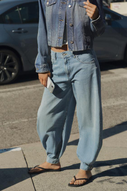 ZARA ДЖИНСЫ TRF BALLOON СО СРЕДНЕЙ ПОСАДКОЙ, ГОЛУБОЙ