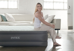 Высокая надувная кровать Intex PREMAIRE со встроенным электронасосом (220-240 В)