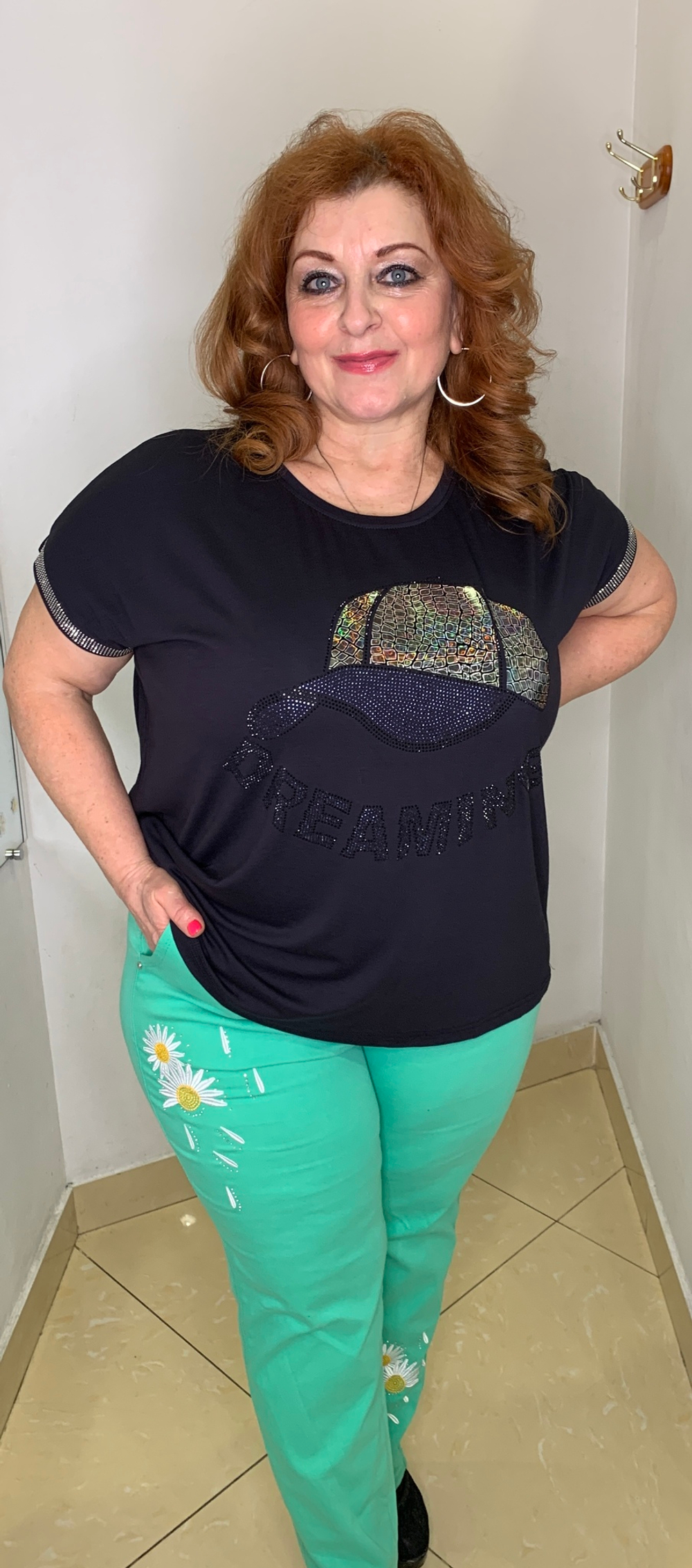 Темно-синяя блузон-футболка с принтом блестящей кепки