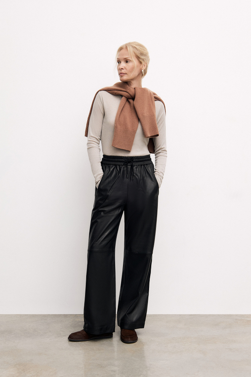 Trousers with elastic band black color