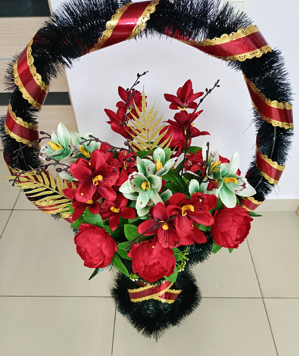 Корзина с красными орхидеями и пионом . Арт Е 007