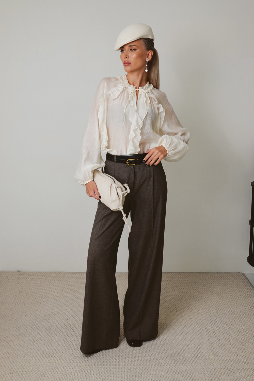 Брюки с защипами прямого кроя