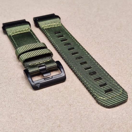 Ремешок тактический Tactix 22 мм. для Garmin Fenix 7 / 6 / 5, Forerunner 935 / 945 / 955, instinct, instinct 2, Epix Gen 2 нейлоновый быстросъемный на застежке (Хаки/черный)