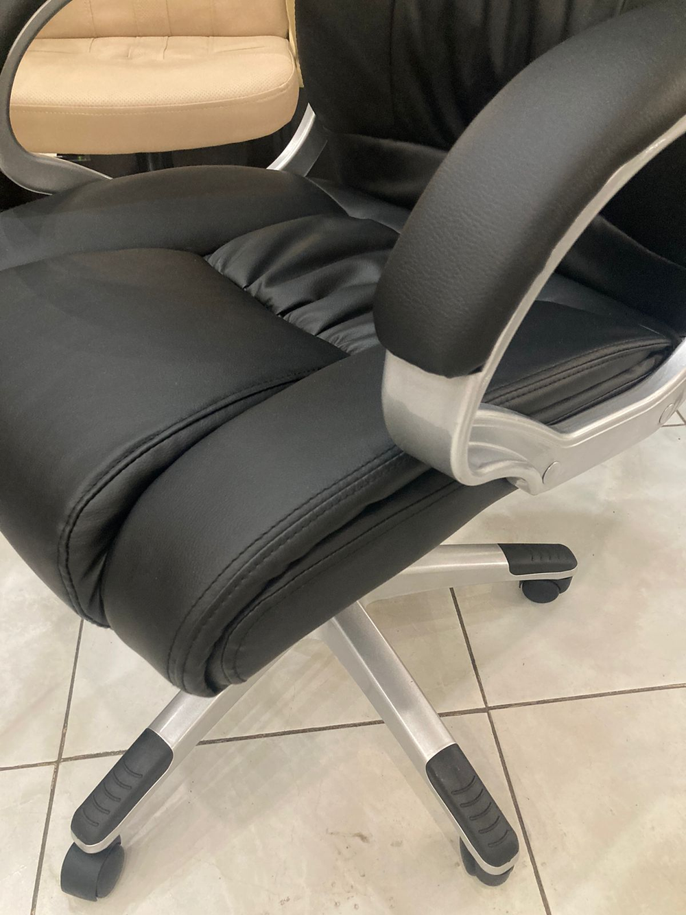 Кресло для руководителя Барнео (Barneo) К-6 черная кожа