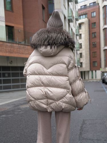 Бежевый пуховик с мехом енота и завязками на рукавах