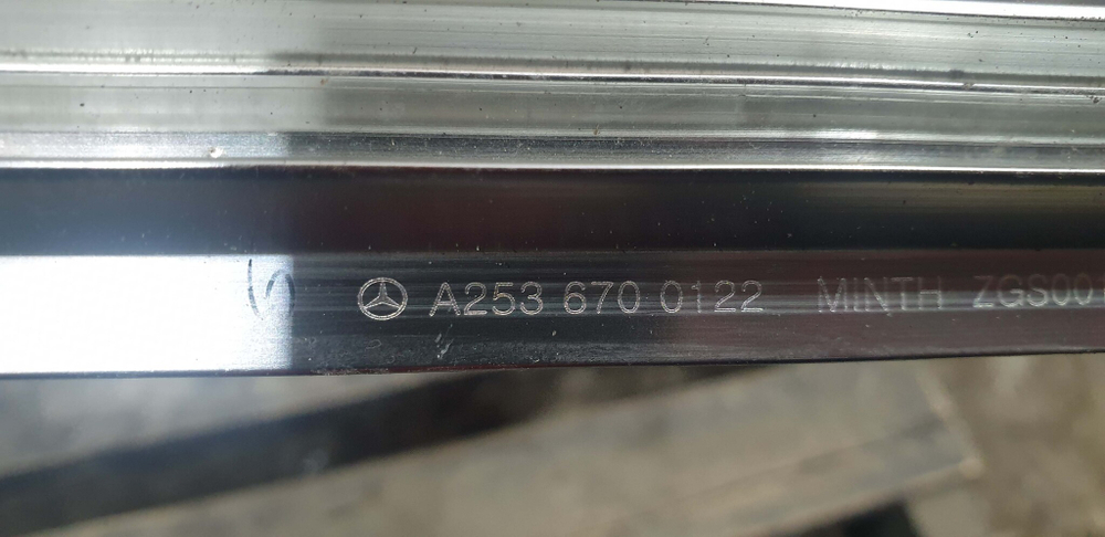 Накладка стекла заднего левого Mercedes GLC (X253) 15-нв Б/У Оригинал A2536700122