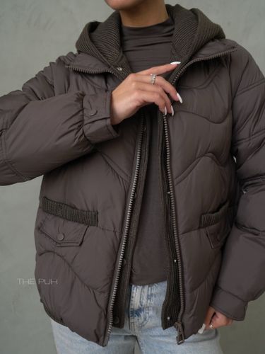 Шоколадный пуховик с трикотажной манишкой