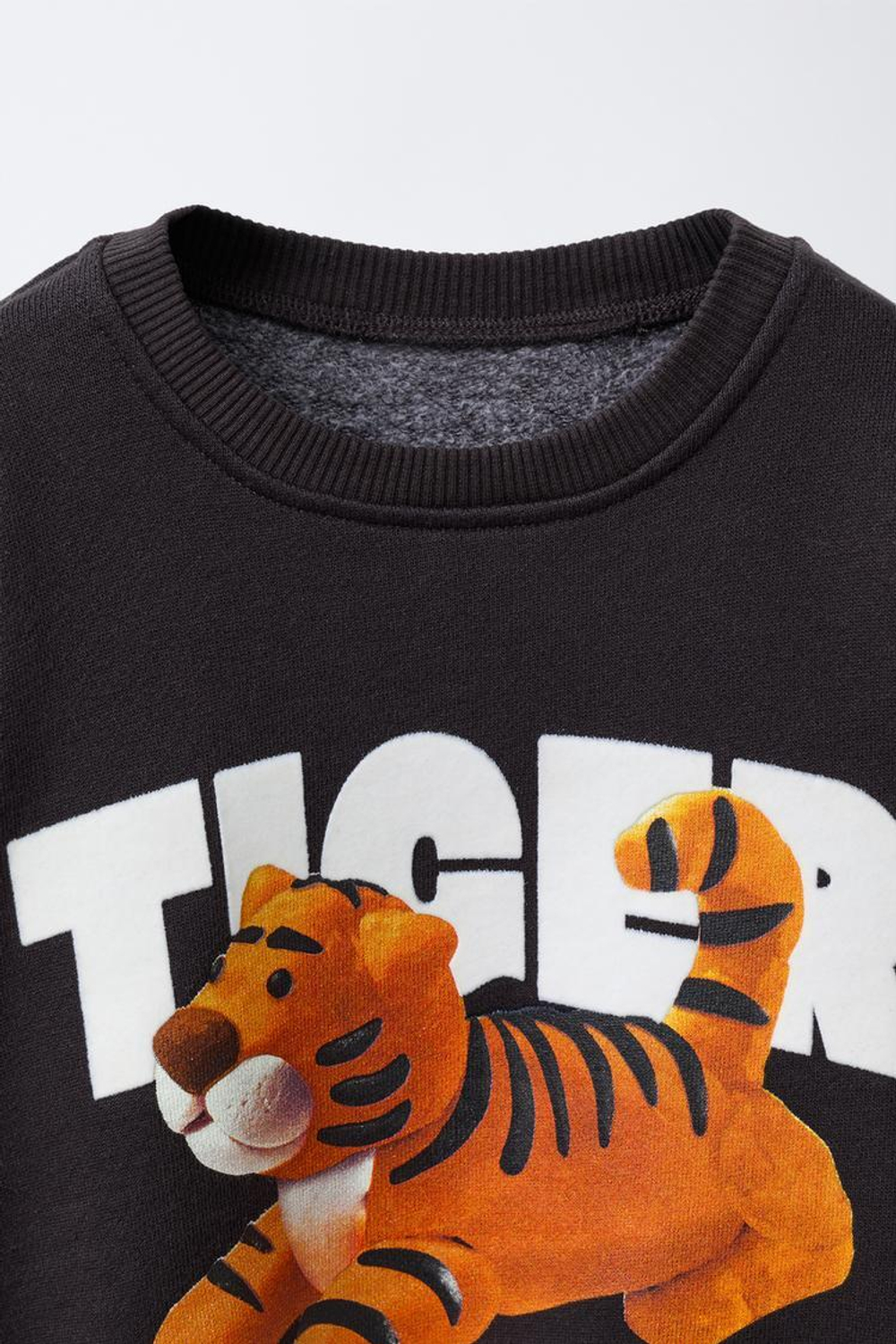 ZARA ТОЛСТОВКА С ПРИНТОМ «ТИГР» И ФЛОКИРОВАННЫМ ТЕКСТОМ, АНТРАЦИТОВО-СЕРЫЙ