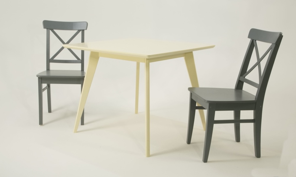 Стол Zip-mebel Сканди М 100 слоновая кость со стульями Ингольф серый