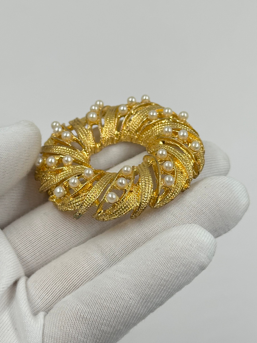 Брошь с «жемчугом»