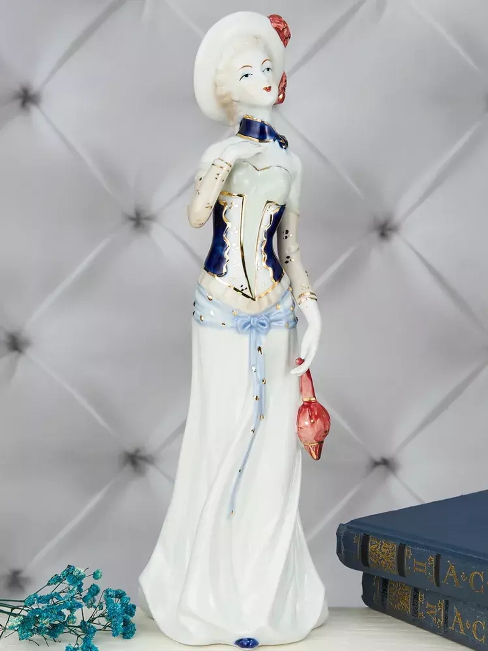 Фарфоровая статуэтка "Девушка" YW-33656