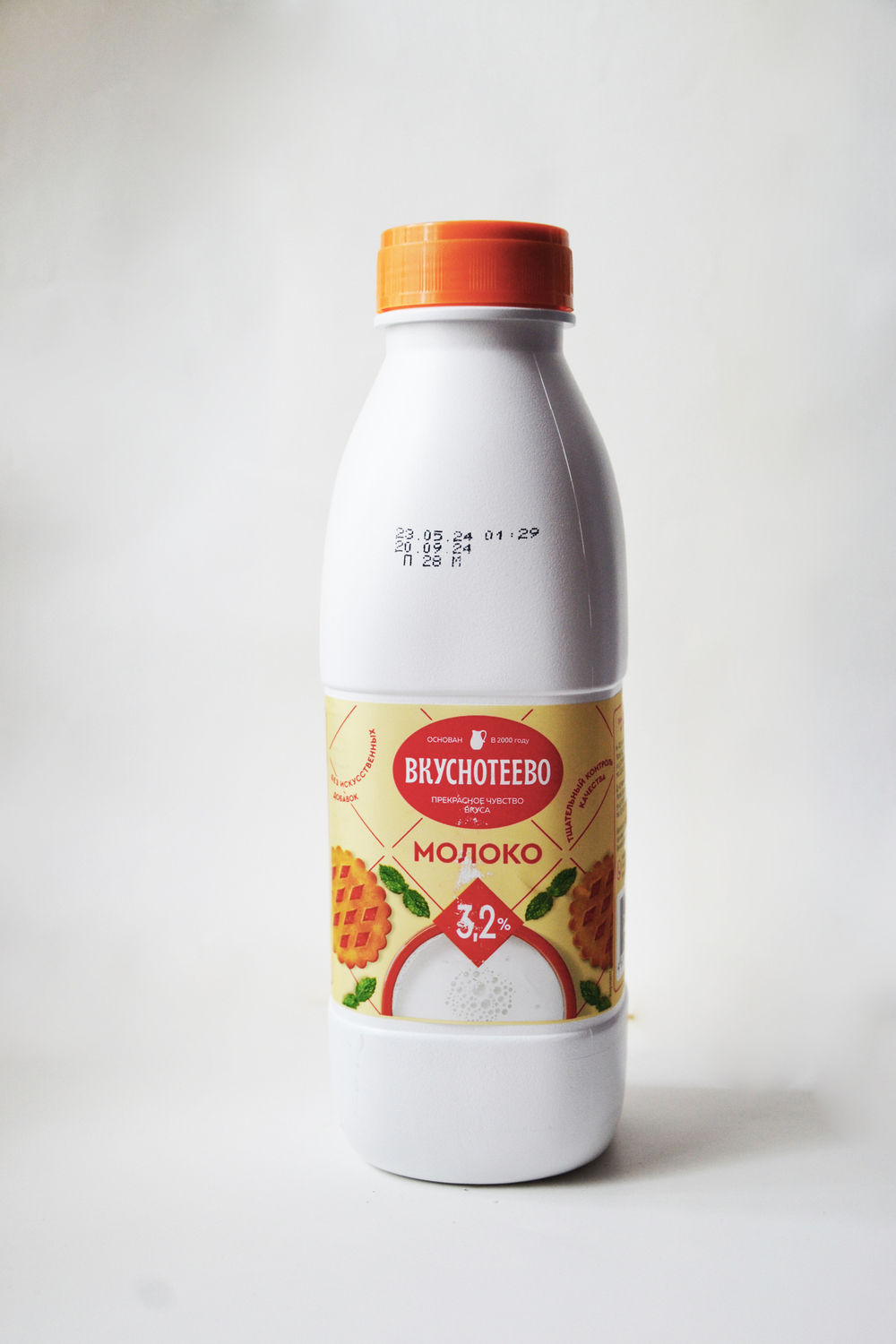 Молоко Вкуснотеево пастеризованное 3,2% 900г