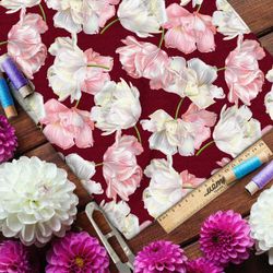 Ткань атлас живые цветы на бордовом фоне