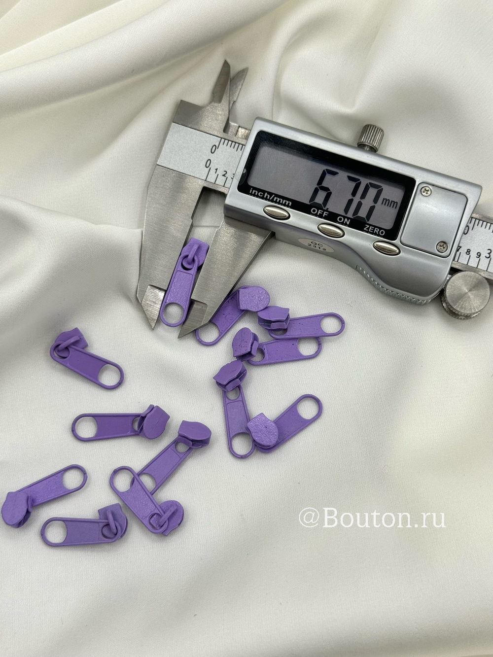 Собачка / бегунок для молнии светло-фиолетовый (лавандовый) 6,5 мм