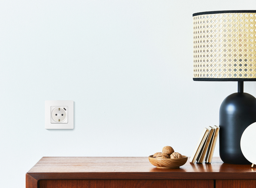 Розетка с заземлением с USB тип C со шторками 16А 250В 1500мА 7,5Вт белый ETIKA Legrand