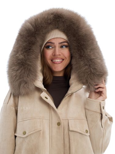 Объемная парка бежевого цвета из замши