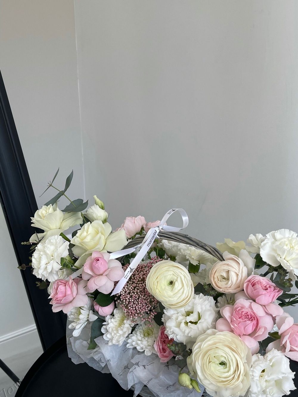 Цветочная корзина в розово- белой гамме