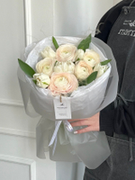 Букет сборный с ранункулюсами и белыми тюльпанами