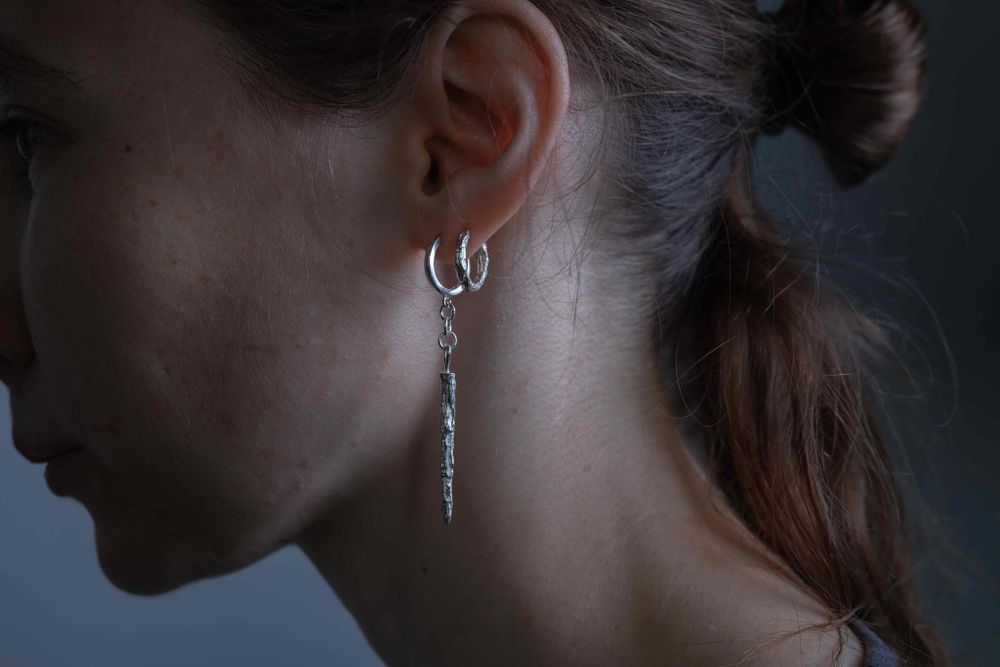 Серьга Rough Jwlry Flow Oxyd темная