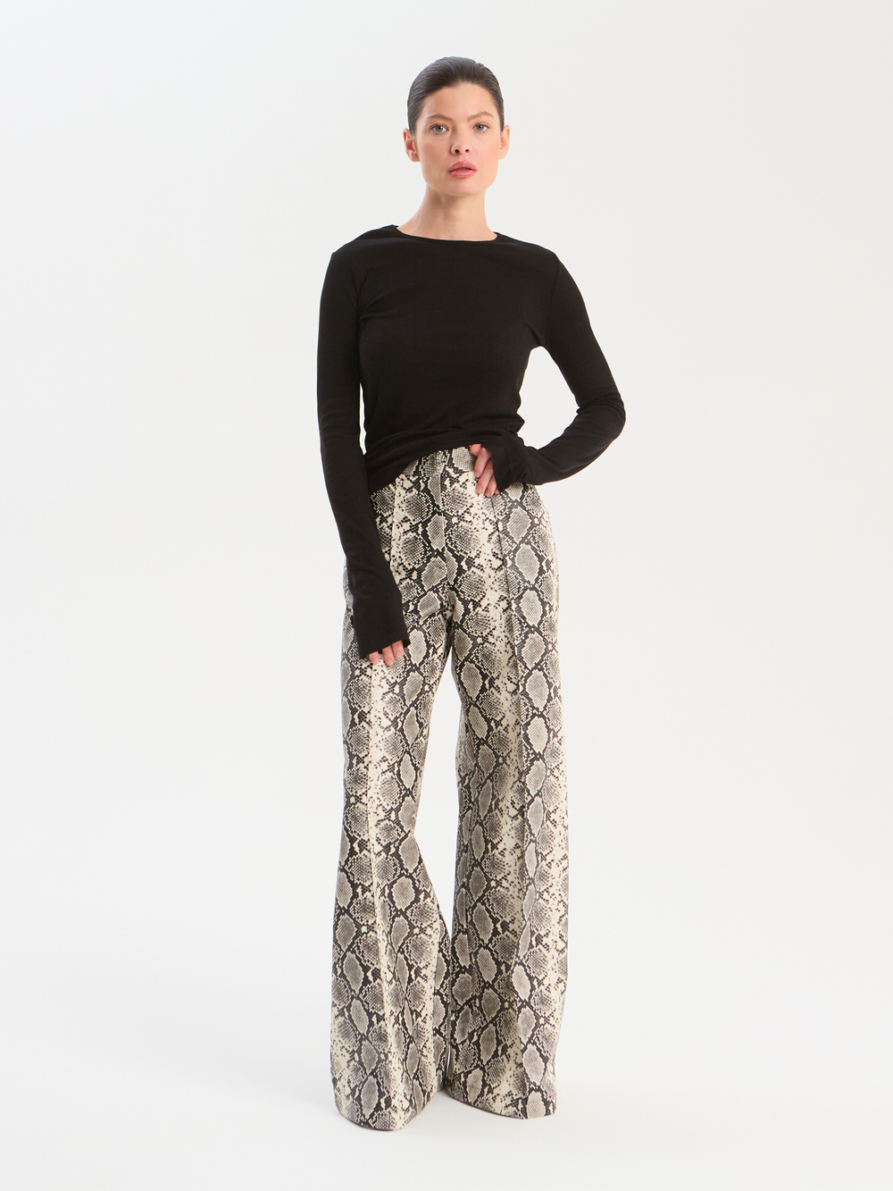 Брюки широкие в змеиновом принте из экокожи