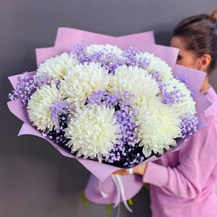 Букет с 9 хризантемами сорта "Антонов" и сиреневой гипсофилой